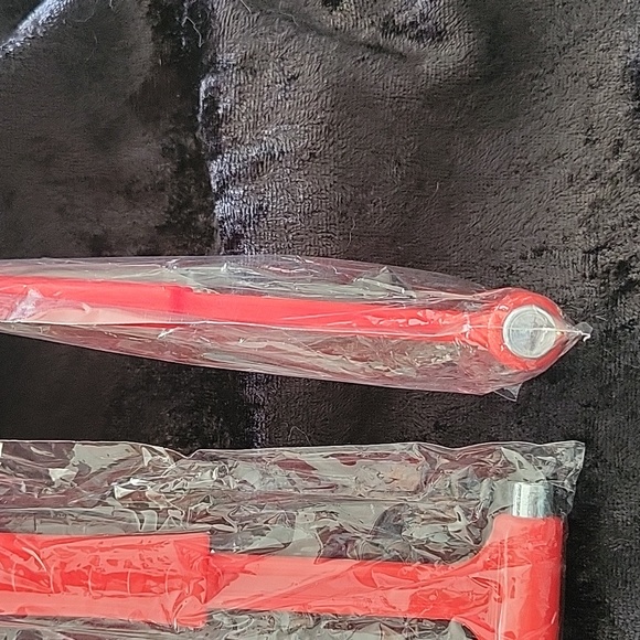 🆕️ Car safety hammer, 2in1 Escape Tool with Window Breaker and Seat belt cutter - Picture 4 of 5